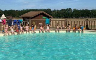 Les enfants s'amusent dans la piscine au Far West pendant leur séjour au Haras de Val-en-Pré Équitation au Far West